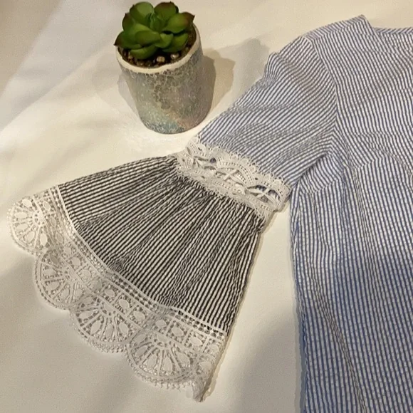 NEW Crown & Ivy Seersucker Striped Bell Sleeve Top White Blue Size M - Picture 9 of 13